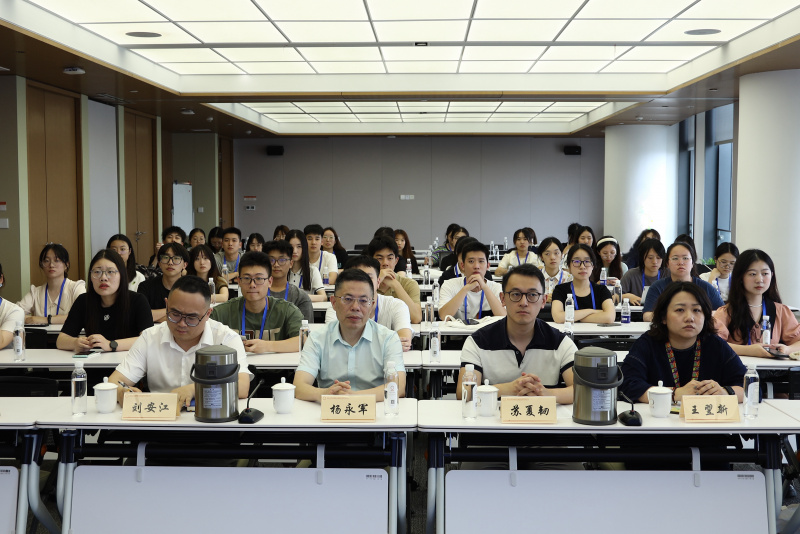 浙江大學(xué)經(jīng)濟(jì)學(xué)院、國(guó)際聯(lián)合商學(xué)院全國(guó)優(yōu)秀大學(xué)生夏令營(yíng)到浙江東方參訪(fǎng) 劉安江（左一）楊永軍（左二）.jpg